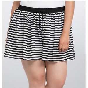 Torrid Black and White Chiffon Striped Shorts sz 2